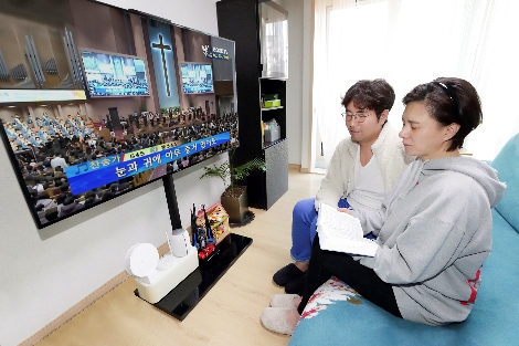 KT 모델들이 올레 tv를 통해 종교활동을 할 수 있는 ‘우리교회tv’ 서비스를 이용하고 있다. 사진=KT