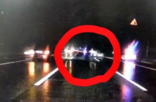 경부고속도로 상에 고장으로 서 있던 모닝차량을 순찰대원 2명이 갓길로 밀어 이동시키고 있다.(사진제공=부산경찰청)