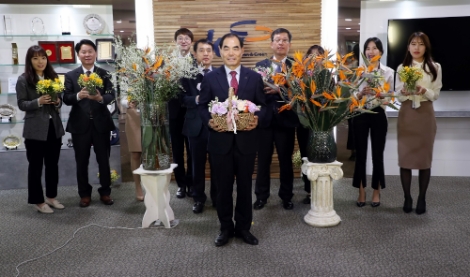 김인식 사장은 9일 직원들과 함께 코로나19확산으로 어려움을 겪고 있는 화훼농가를 돕기위한 릴레이 캠페인에 동참했다. 사진=농어촌공사