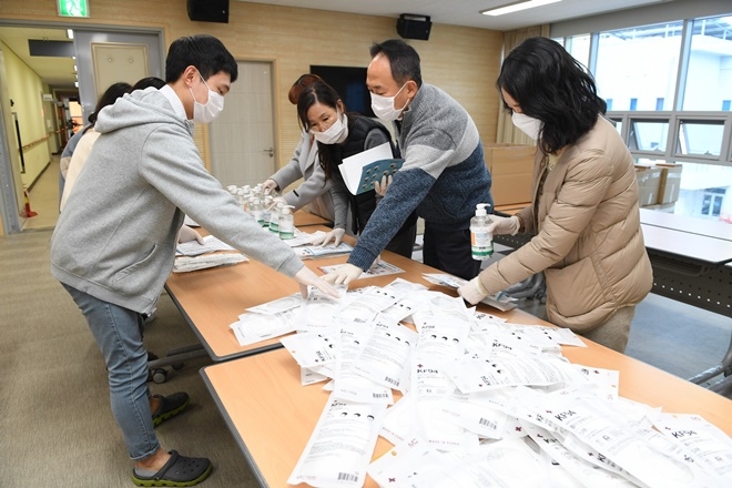 3월 10일 정관보건지소에서 임신부 및 출산후 3개월 이내 산모에게 지급할 마스크와 손소독제를 포장하고 있다.(사진제공=부산기장군)