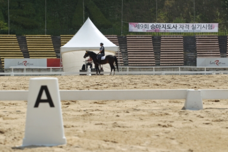 한국마사회는 코로나19 확산 방지를 위해 오는 28일 시행 예정이었던 제11회 승마지도사 자격시험을 잠정 연기했다. 사진=마사회