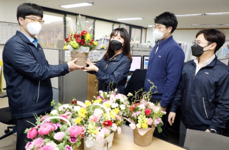 한국지역난방공사는 코로나19 극복에 동참하고자 지역 화훼농가 지원을 위해 꽃 구매행사를 시행했다. 사진=한난