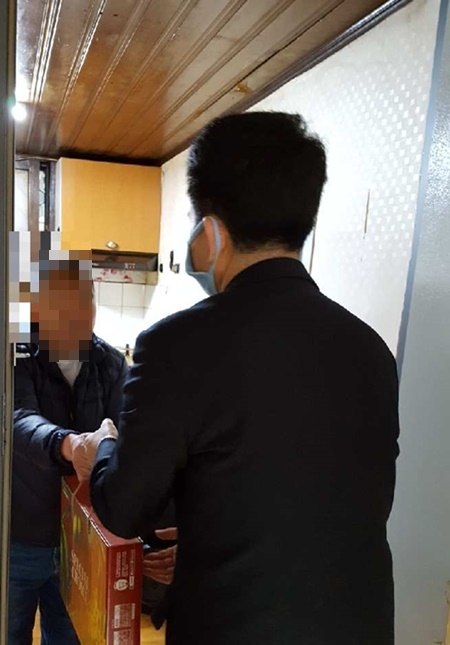 경제적 어려움을 겪고 있는 성인보호관찰대상자에게 원호금품을 지원하고 있다.(사진제공=서울준법지원센터)