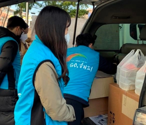 한국농어촌공사는 11일 지역 취약계층 어르신 100여명에게 도시락을 배달하며 코로나19극복에 힘을 보탰다. 사진=농어촌공사