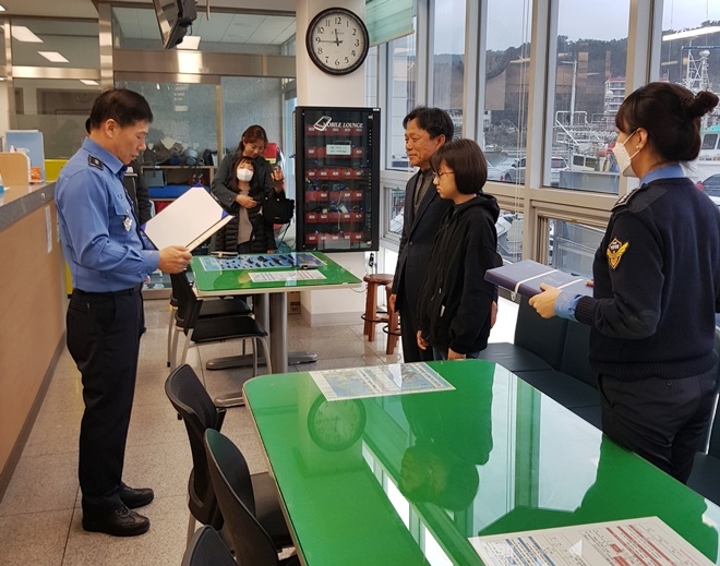 민간해양구조대, 국민방제대원의 자녀들에게 장학금을 전달하고 있다.(사진제공=울산해양경찰서)