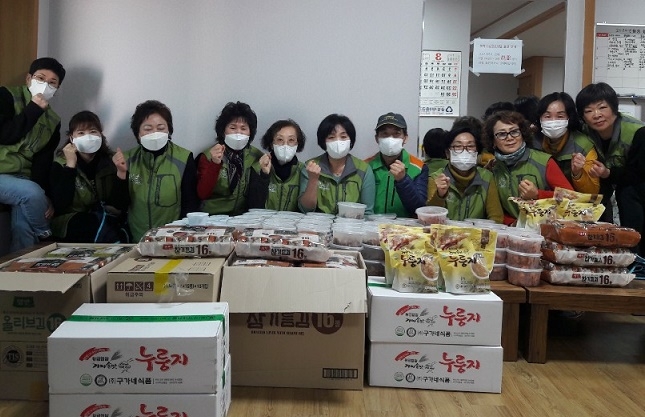 서2동통장들이 경로식당 어르신들의 식사를 위해 밑반찬을 만들고 기념촬영. (사진제공=부산금정구)