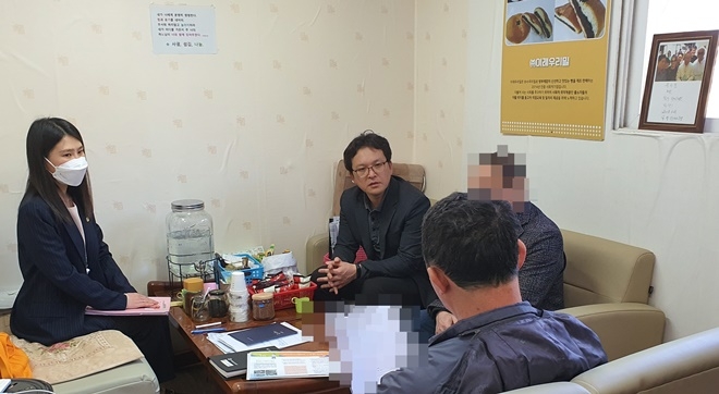 취업조건부 가석방 대상자와 함께 동행면접에 참여해 업체 대표와 대화를 나누고 있다.(사진제공=한국법무보호복지공단부산지부)