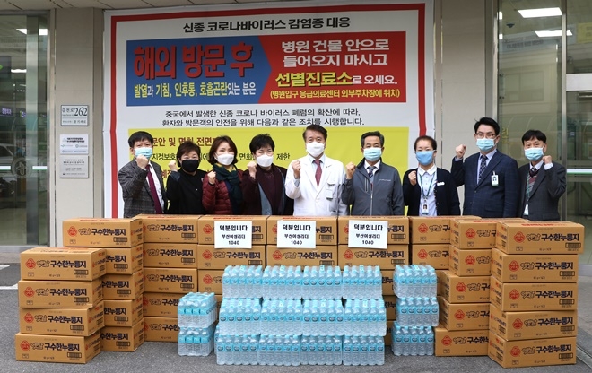 부산여성리더1040모임이 고신대복음병원에 생수 및 간편식품 기부하고 기념촬영.(사진제공=고신대복음병원)
