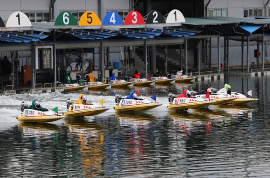 경정 선수들의 경기 모습. (사진=국민체육진흥공단)