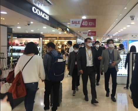 문대림 JDC 이사장은 13일 코로나19 대응을 위해 제주국제공항 JDC면세점에 대한 현장점검에 나섰다. 사진=JDC