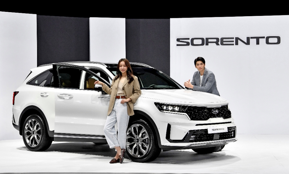 남녀 모델이 4세대 쏘렌토 옆에서 포즈를 취하고 있다.(사진=기아자동차)