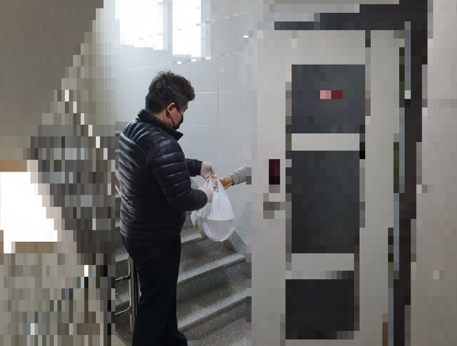 구미준법지원센터 보호관찰관이 경제적 취약계층 보호관찰대상자의 주거지를 직접 방문해 원호품을 전달하며 격려하고 있다.(사진제공=구미준법지원센터)