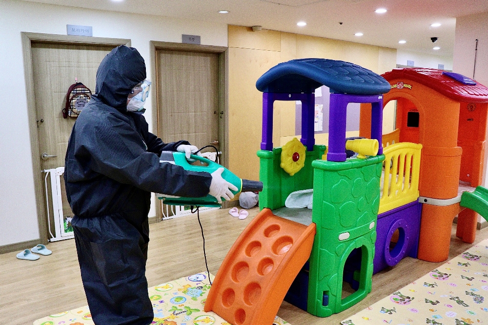 한샘홈케어 전문가의 수원 홀트아동복지회 놀이시설에 방역을 진행하는 모습.(사진= 한샘)