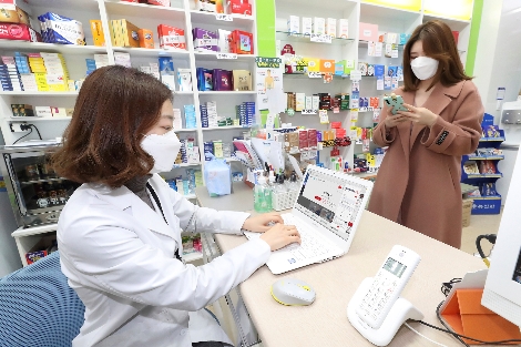 종로구에 위치한 약국의 약사가 유선전화 통화연결음 멘트를 변경하기 위해 링고 웹사이트에서 안내 멘트를 입력하고 있다. 사진=KT