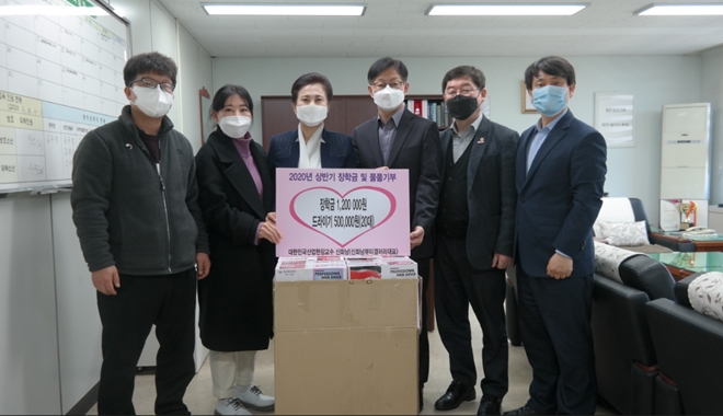 상반기 장학금 지금 및 물품기부 기념촬영.(사진제공=오륜정보산업학교)