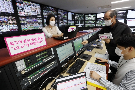 LG유플러스 직원들이 안양 사옥에 위치한 방송센터에서 시스템을 모니터링 하는 모습. 사진=LG유플러스