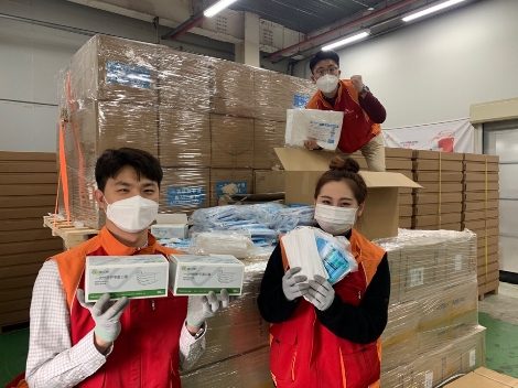 중국 우시시 정부가 보낸 코로나19 방역 마스크를 SK하이닉스 구성원들이 들어 보이고 있다. 사진=SK하이닉스