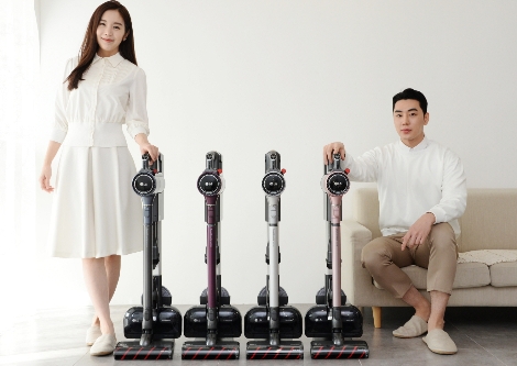 모델들이 무선청소기 신제품 'LG 코드제로 A9S 씽큐'를 소개하고 있다. 사진=LG전자