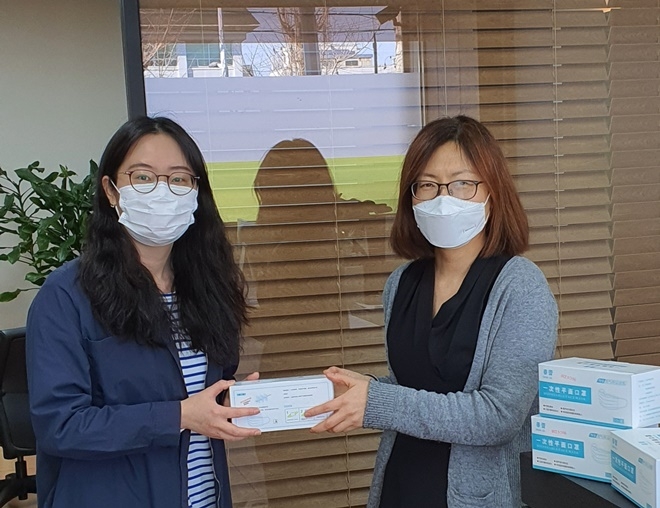 박라영 변호사(우측)가 덴탈마스크를 경주범피에 기증하고 있다.(사진제공=경주범죄피해자지원센터)