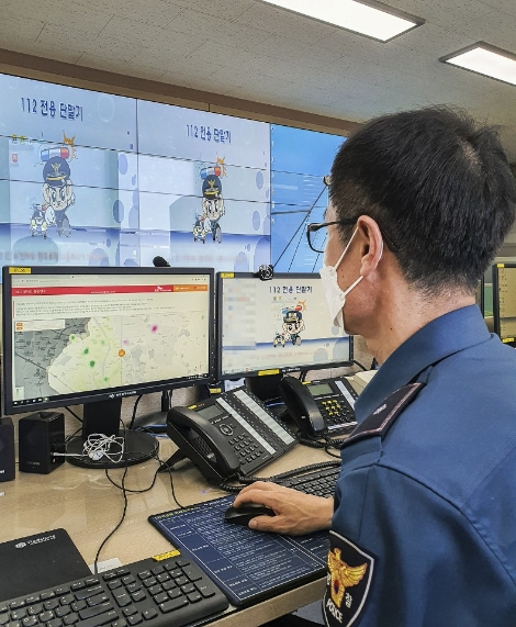 경북 경산경찰서 소속 경찰관이 '지오비전'을 통해 실시간 유동인구를파악하며 핀 포인트 순찰을 준비하고 있는 모습. 사진=SK텔레콤