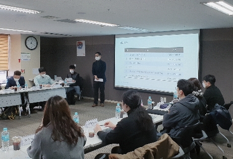 지난 18일 서울시 중구 한국데이터산업진흥원에서 열린 코로나19 확산예측 연구 얼라이언스 사전 미팅서 KT AI/BigData서비스담당 변형균 상무가 발표하고 있다. 사진=KT