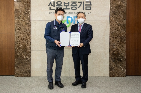 윤대희 신용보증기금 이사장(오른쪽)이 김재범 신용보증기금 노조위원장(왼쪽)과 함께 25일 신용보증기금 본점에서 ‘코로나19의 확산 방지와 경제위기 극복을 위한 노・사 공동 선언문’을 발표하고 기념촬영을 하고 있다. 사진=신용보증기금