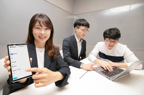 KT 홍보 모델이 Paperless 서비스를 홍보하고 있는 모습. 사진=KT