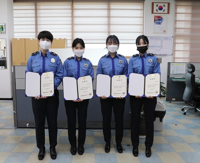 신임경찰관들이 임명장을 내보이며 기념촬영.(사진제공=남해지방해양경찰청)