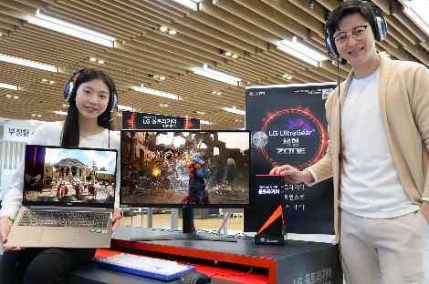 모델이 LG전자 베스트샵 강남본점에서 2020년형 ‘LG 울트라기어’ 게이밍 모니터·노트북을 소개하고 있다. 사진=LG전자