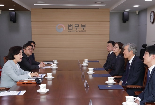 추미애 법무부 장관(왼쪽)이 30일 『제2기 법무·검찰 개혁위원회』에 위촉된 김대근, 김지미, 한영선, 김강산(오른쪽 시계방향 순) 신임위원들과 대화를 나누고 있다.(사진제공=법무부)