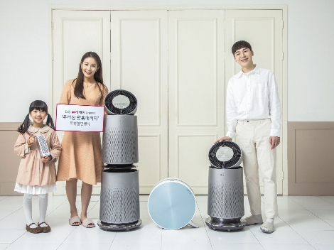 왼쪽부터 LG 퓨리케어 미니 공기청정기, LG 퓨리케어 360° 공기청정기 펫 2단, LG 퓨리케어 공기청정기, LG 퓨리케어 360° 공기청정기 펫 1단. 사진=LG전자