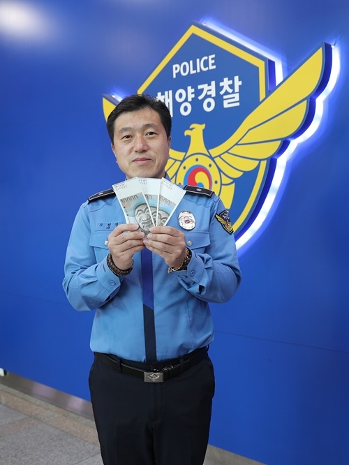 남해해경청 복지업무 담당 직원(경위 오성진)이 온누리 상품권을 활용한 지역경제 살리기를 홍보하고 있다.(사진제공=남해지방해양경찰청)