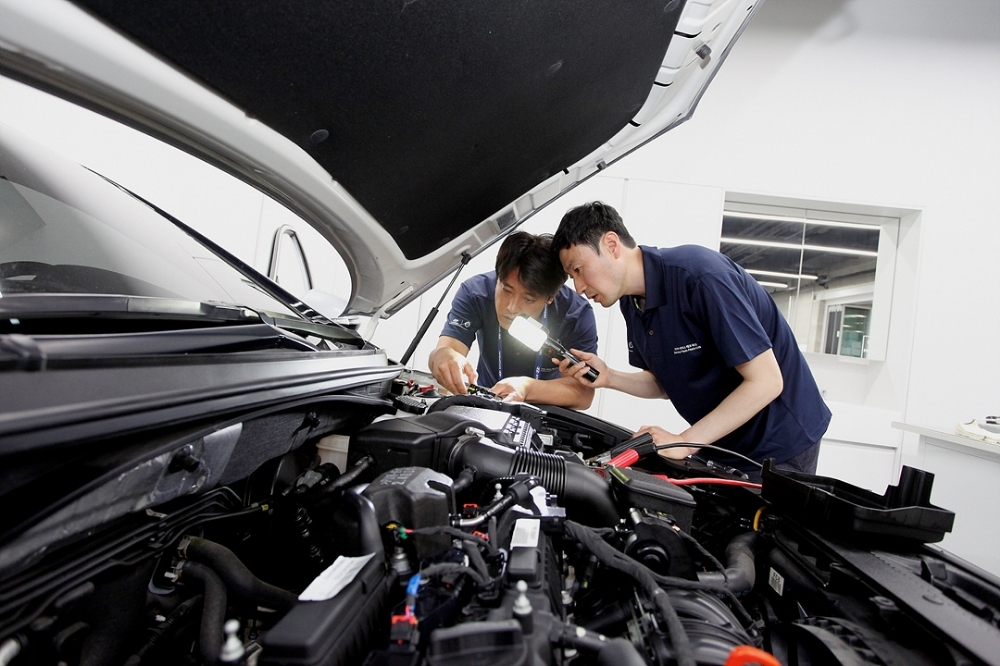 2019 서비스 테크 페스타에 참석해 실기 경연을 수행하고 있는 참가자들의 모습.(사진=현대자동차)