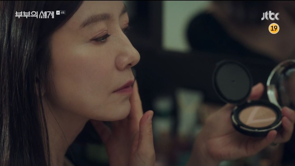 부부의 세계 김희애, 끌레드벨의 ‘글로우 파워 리프트 V 쿠션’ 관심