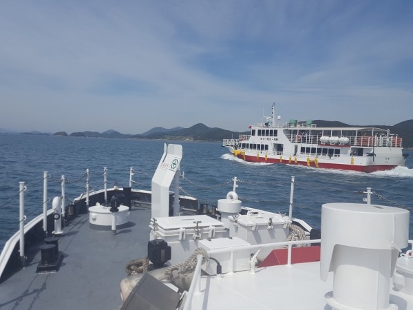 제19대 대통령선거 당시 통영해경 경비함정이 투표함을 실은 선박을 안전하게 호송하고 있다.(사진제공=남해해경청)