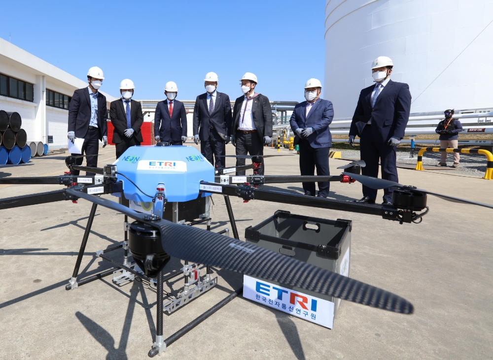 GS칼텍스가 8일 오후 인천물류센터에서 개최한 드론 배송 시연 행사에서 관계자들이 드론 배송 시연을 관람하고 있다. (왼쪽부터)국토교통부 이랑 미래드론교통담당관, 항공안전기술원 김연명 원장, GS칼텍스 오문현 상무, GS칼텍스 김기태 사장, 국토교통부 손명수 차관, GS칼텍스 허우영 상무, GS칼텍스 허철홍 상무.(사진=GS칼텍스)