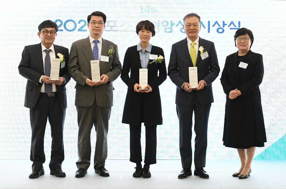 (왼쪽부터)홍성유 박사(한국형수치예보모델개발사업단장), 윤석렬 돈보스코 직업전문학교 교장, 이란주 아시아인권문화연대 대표, 허염 실리콘마이터스 대표이사, 김선욱 포스코청암재단 이사장이 기념촬영을 하고 있다.(사진=포스코)