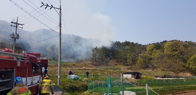 울주군 청량읍 산불화재를 진화하고 있다.(사진제공=울산소방본부)