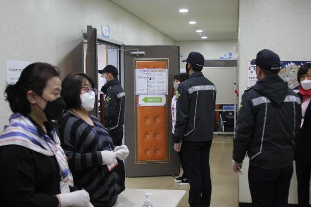 10일 의무경찰대원들이 사회적거리두기로 사전투표에 임하고 있다.(사진제공=울산해양경찰서)