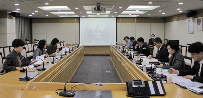10일 오후 부산경찰청 7층 무궁화홀에서 디지털 성범죄 공동대응을 위해 여성단체 대표들과 간담회를 갖고 있다.