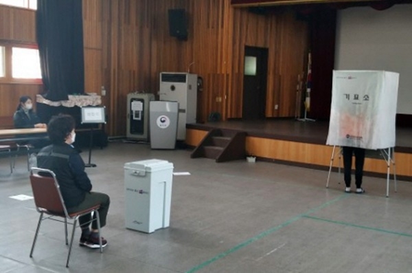 안양소년원에 마련된 투표소에서 재원생이 투표를 하고 있다.(사진제공=정심여자중고등학교)