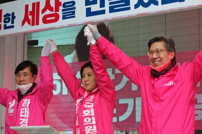 (사진왼쪽부터)하태경 후보, 김미애 후보, 박형준 공동선대위원장이 손을 맞잡고 필승을 위한 지지를 호소하고 있다.(사진제공=김미애 후보 캠프)