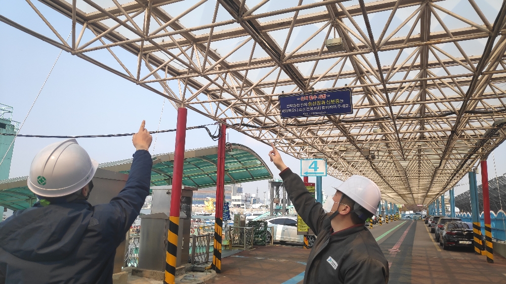 사전점검반 직원이 여름철 자연재난 사전점검을 실시하고 있다.(사진= 인천항만공사)