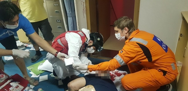 응급처지를 하고 있다.(사진제공=부산해양경찰서)