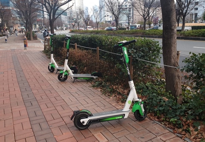 부산 센텀시티 길에 주차된 전동킥보드.(사진=블로거 쏘소)