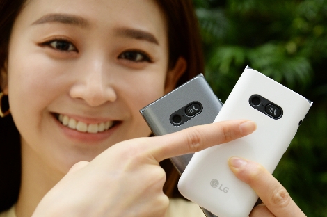 모델이 LG 폴더2를 소개하고 있다. 사진=LG전자