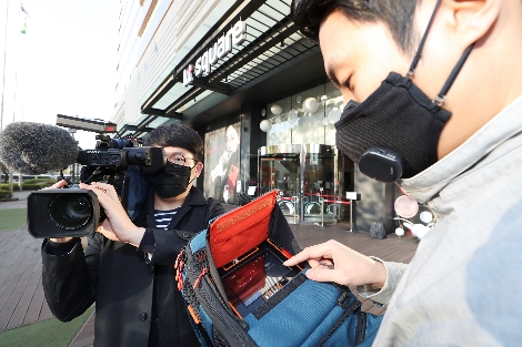 서울 광화문 일대에서 KT 직원들이 5G 생중계 장비를 최종 점검하고 있다. 사진=KT