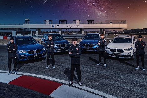 SK텔레콤 T1 LoL팀 선수들이 인천 영종도 BMW드라이빙센터에서 BMW 최신형 차량 앞에서 포즈를 취하고 있다. 사진 가운데는 ‘페이커’ 이상혁 선수. 사진=SK텔레콤