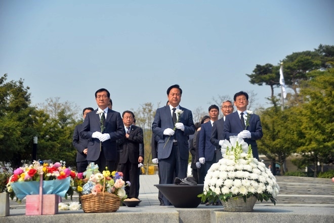 민홍철, 김두관, 김정호 등 당직자들이 노무현 대통령 묘역에 헌화하고 있다.(사진제공=더불어민주당경남도당)