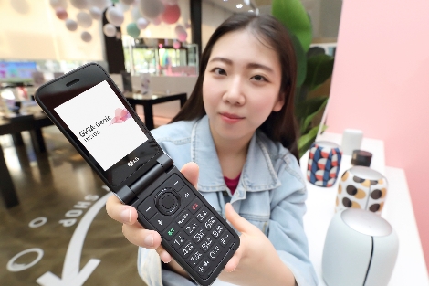 KT 직원이 인공지능(AI) 서비스 기가지니가 탑재된 LG Folder 2를 소개하고 있다. 사진=KT